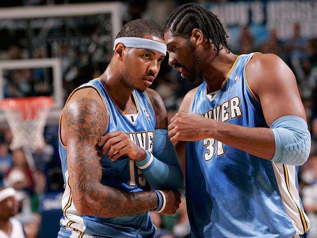 它还扮演着 它还扮演着